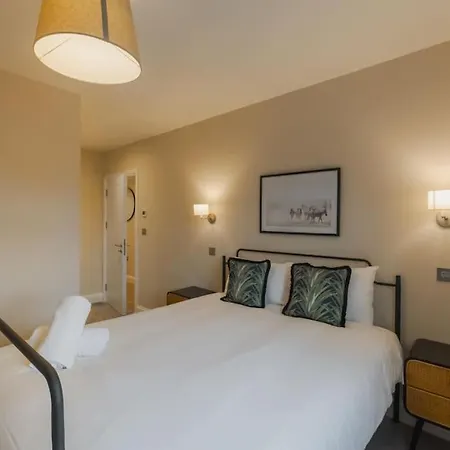 Cozy 2 Bed Retreat - Allocated Parking Windsor Exterior photo