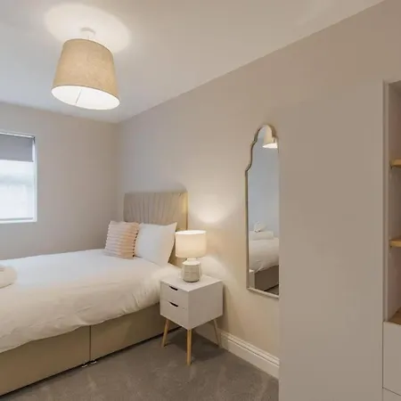 Cozy 2 Bed Retreat - Allocated Parking Windsor Exterior photo