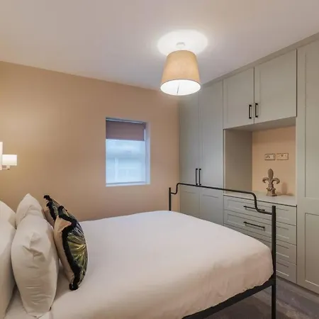 Cozy 2 Bed Retreat - Allocated Parking Windsor Exterior photo