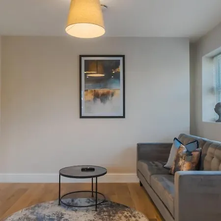 Cozy 2 Bed Retreat - Allocated Parking Windsor Exterior photo