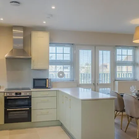 Cozy 2 Bed Retreat - Allocated Parking Windsor Exterior photo