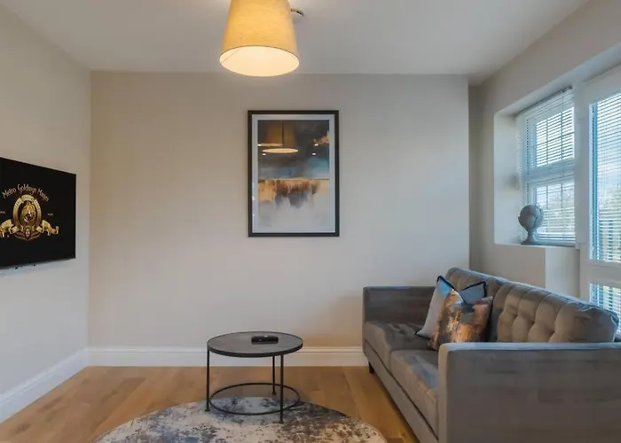 Cozy 2 Bed Retreat - Allocated Parking